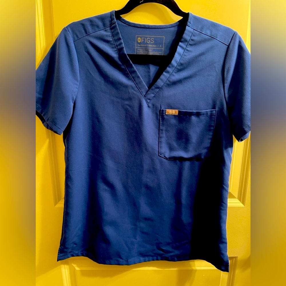 Figs Women’s Casma Scrub Top in royal bluer and size small